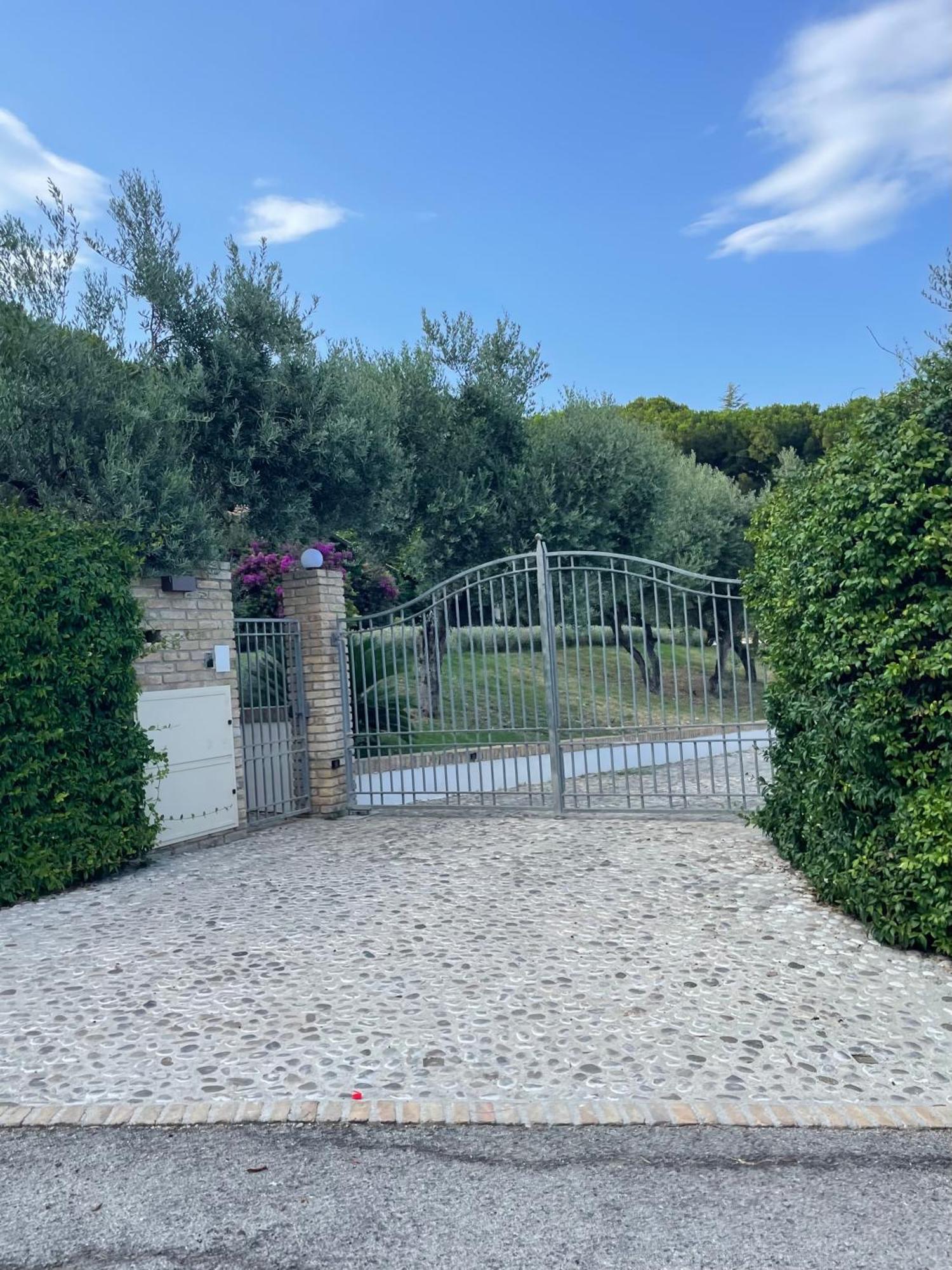 La Bouganvillea